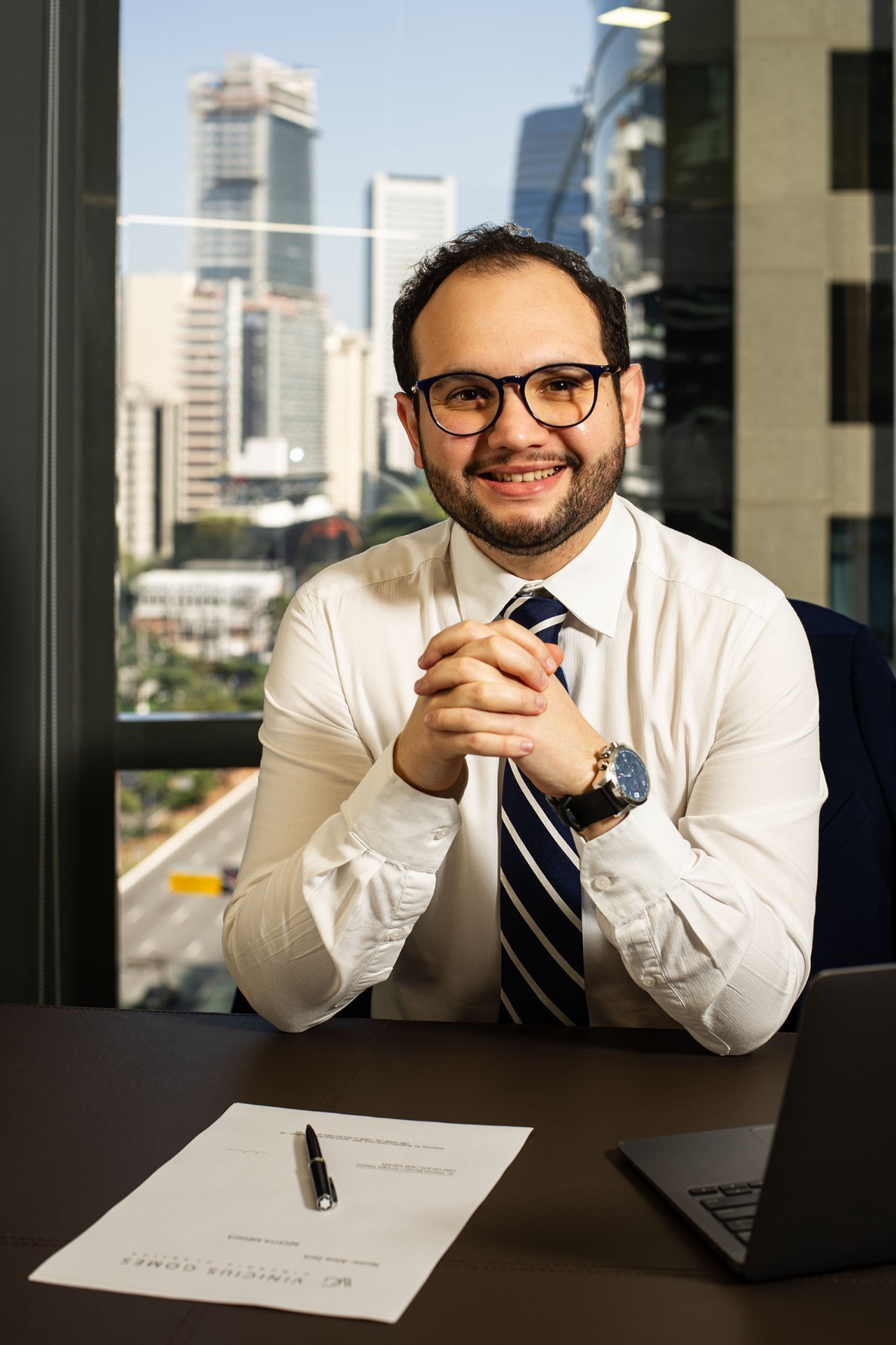 Dr. Vinicius Gomes — Cirurgião Plástico